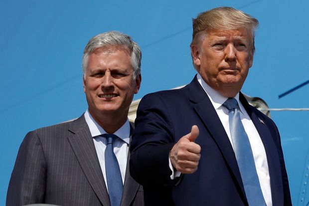 Tổng thống Donald Trump thông báo trên Twitter tối 1.10, giờ Mỹ, rằng ông và phu nhân Melania Trump đã dương tính với COVID-19