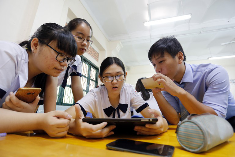 Giáo viên, học sinh nói gì về quy định cho phép sử dụng điện thoại thông minh trong lớp?