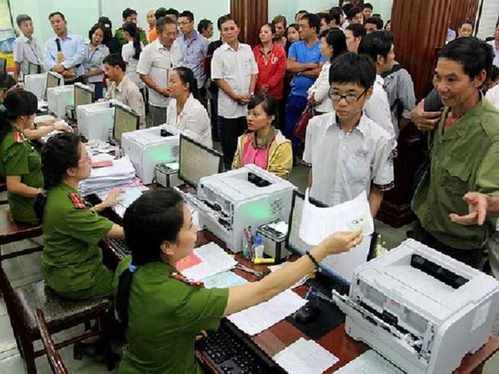 Lí do gì khiến người dân đi làm Căn cước công dân gắn chip đông như “trẩy hội”